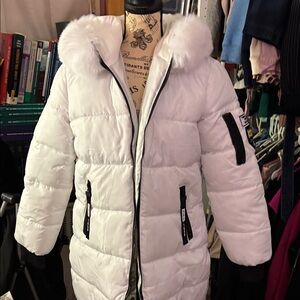 Stylish White Puffer Jacket with Faux Fur Hood